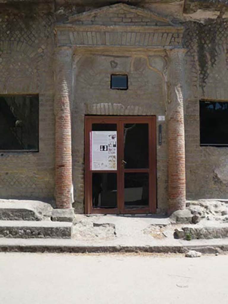 Suburban baths, Herculaneum, August 2013. Entrance doorway. Photo courtesy of Buzz Ferebee.